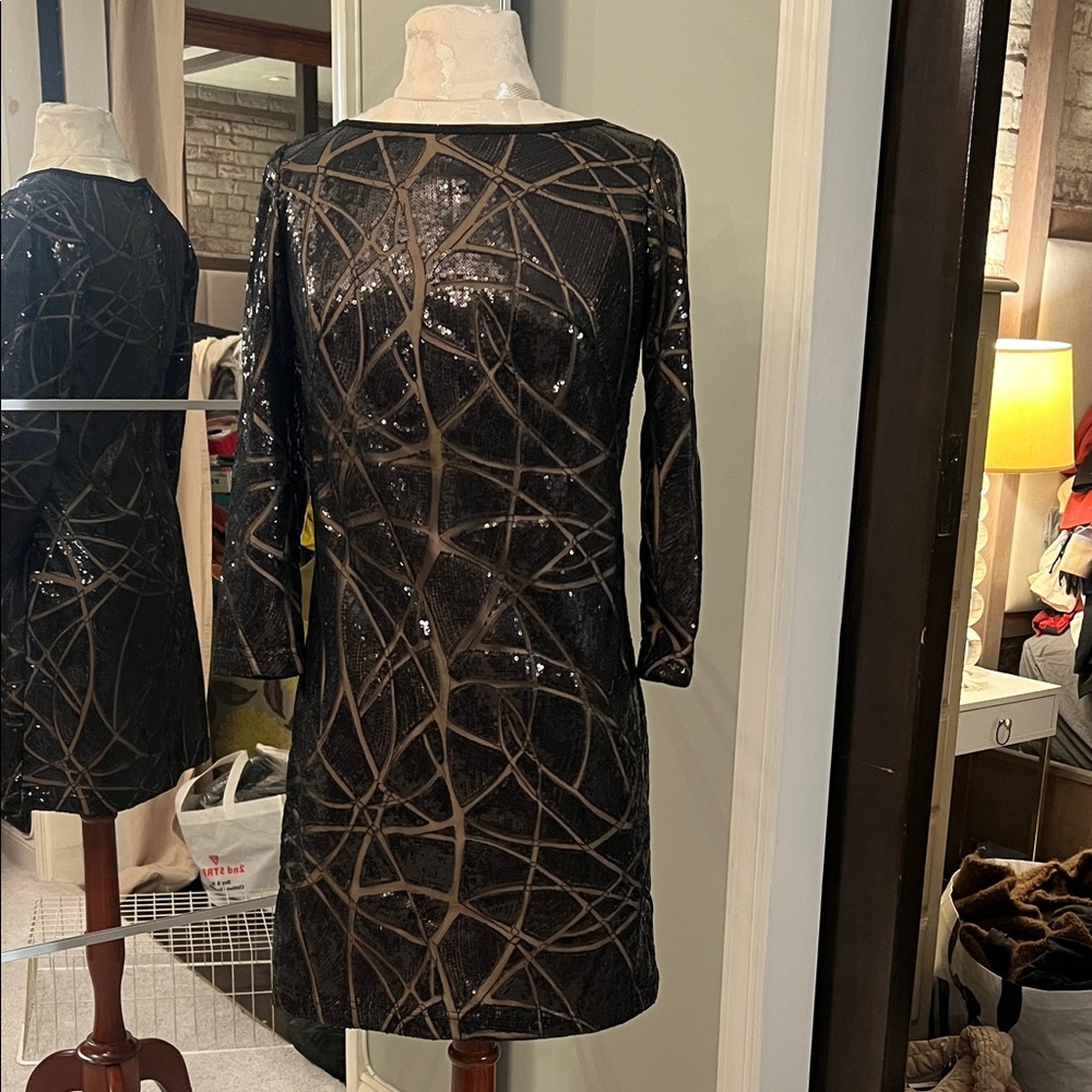 **LIKE‎ NEW** Tadashi Shoji Black and Gold Long Sleeve Dress